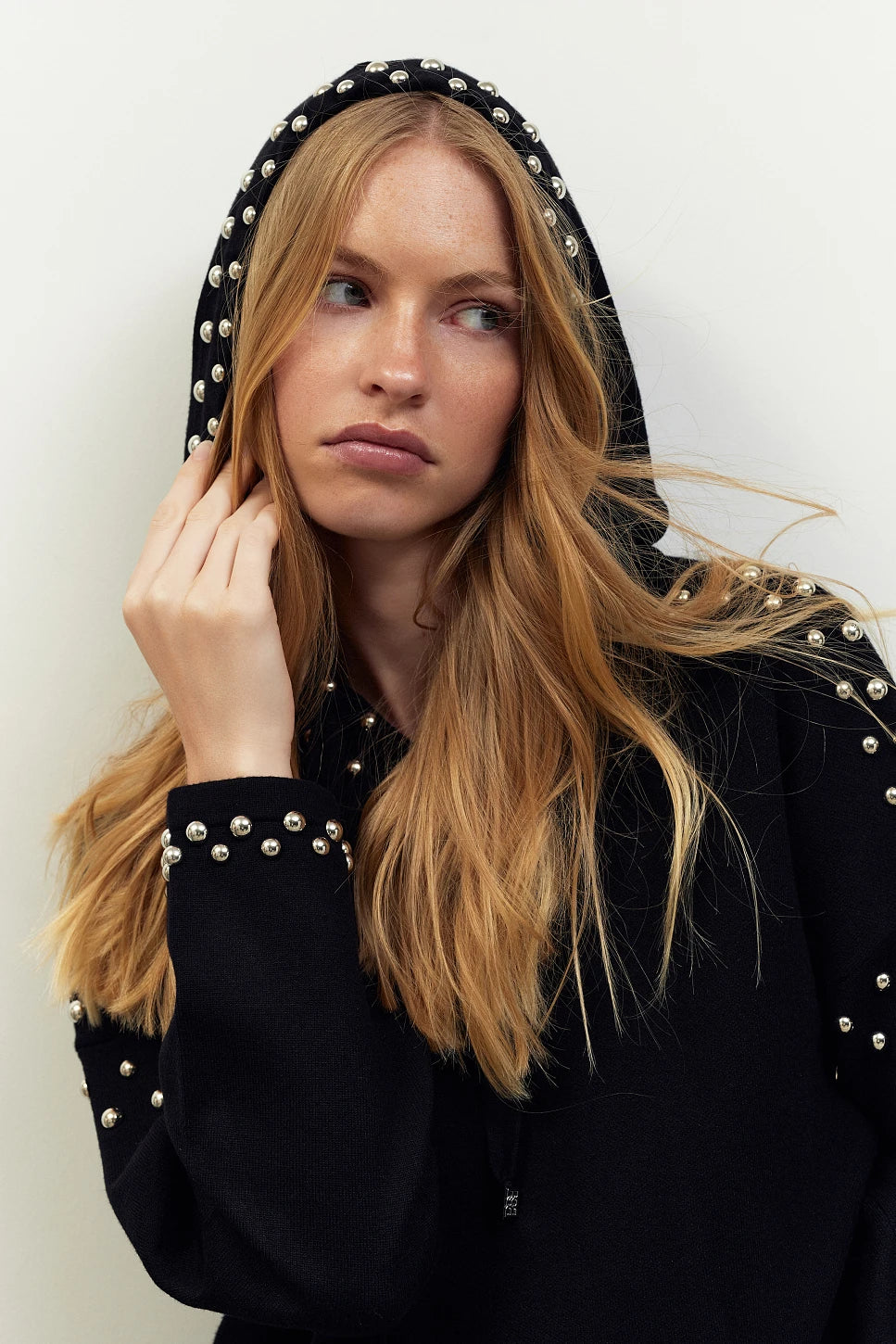 Pull noir à clous & à capuche - BSB