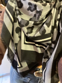 Echarpe léopard en noir et gris - LOU