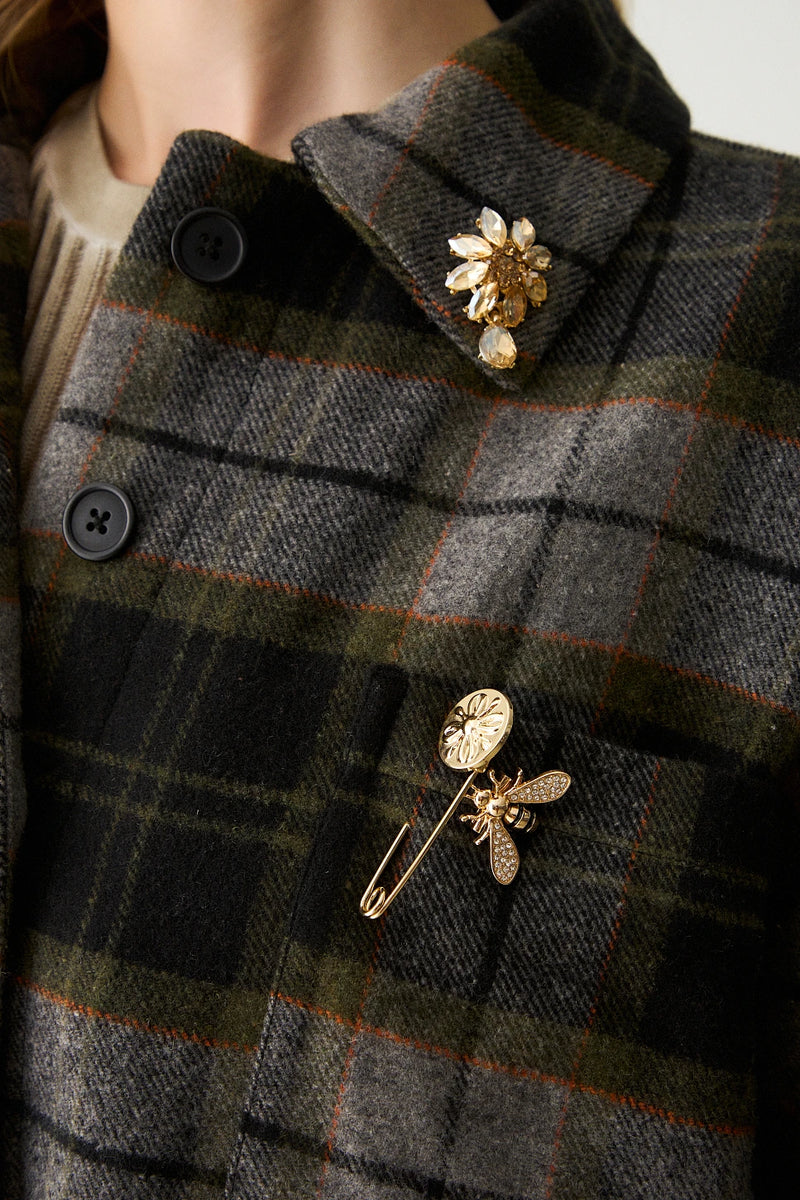Veste à carreaux et broches bijoux - BSB