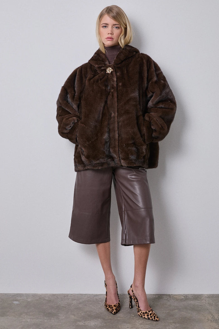 Fausse fourrure avec boutons ornés de bijoux - BSB