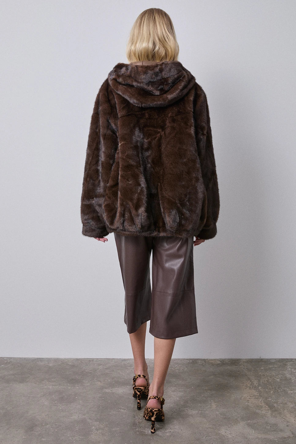 Fausse fourrure avec boutons ornés de bijoux - BSB