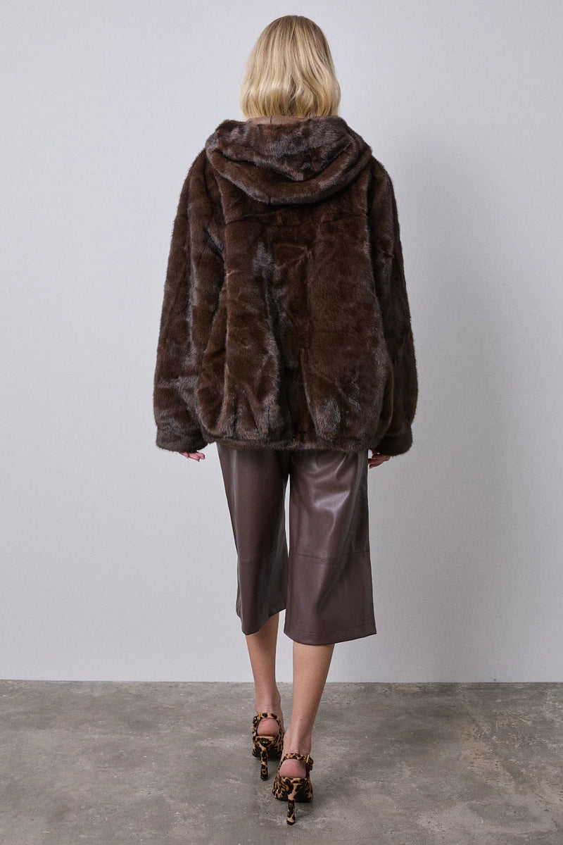 Fausse fourrure avec boutons ornés de bijoux - BSB