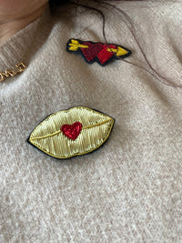 Broche bouche dorée