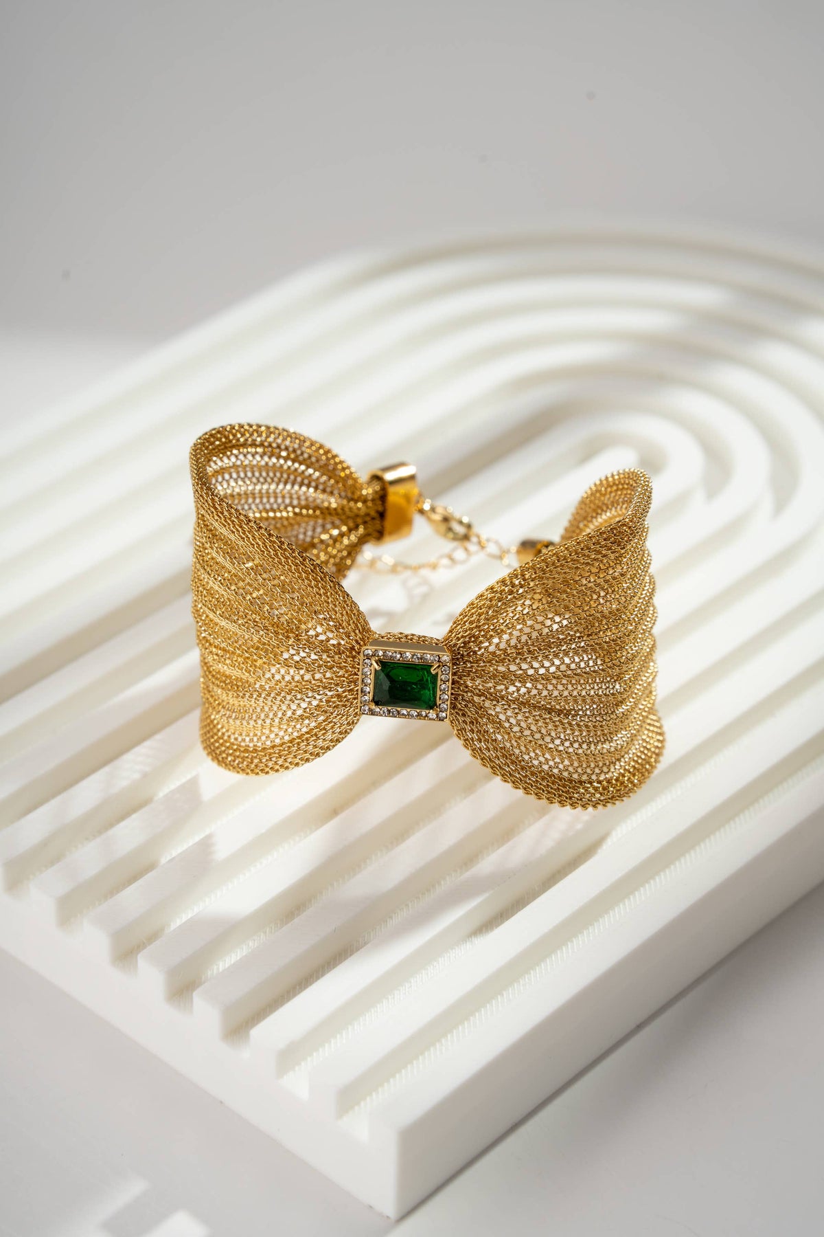 Bracelet manchette dorés en maille avec nœud bijou central