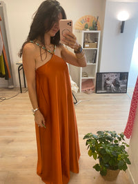 Robe satin bretelles perles multicolores