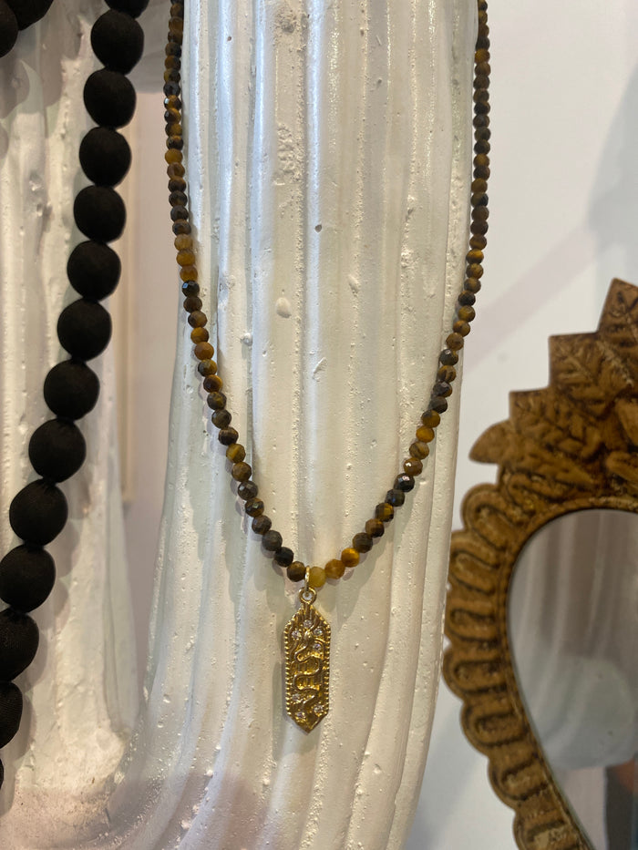 Collier ras de cou oeil de tigre et plaque dorée - Thelma & Nina