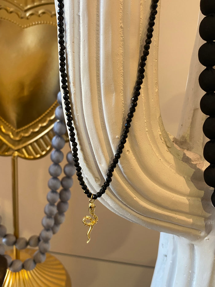 Collier ras de cou Onyx et Serpent dorée - Thelma & Nina