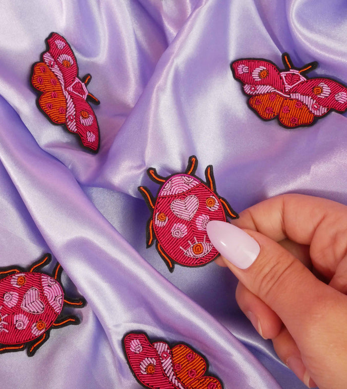 Broche Coccinelle Amour - broderie fait main cannetille