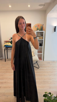 Robe satin bretelles perles multicolores