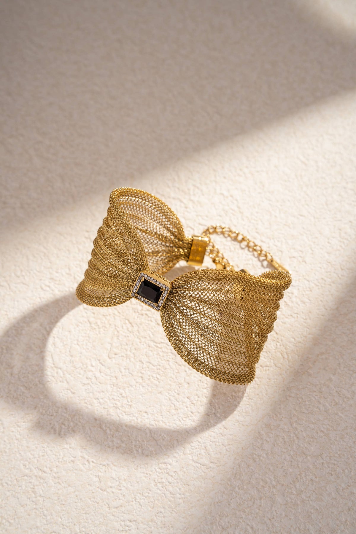 Bracelet manchette dorés en maille avec nœud bijou central