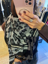 Echarpe léopard en noir et gris - LOU