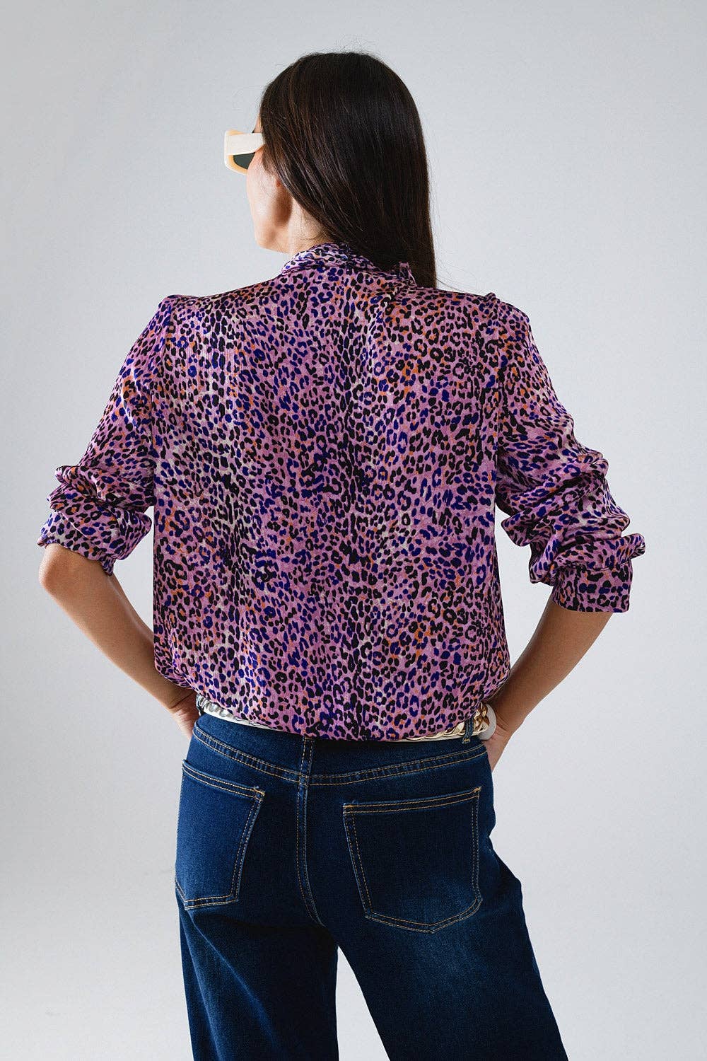 Blouse violette léopard à nouer au cou