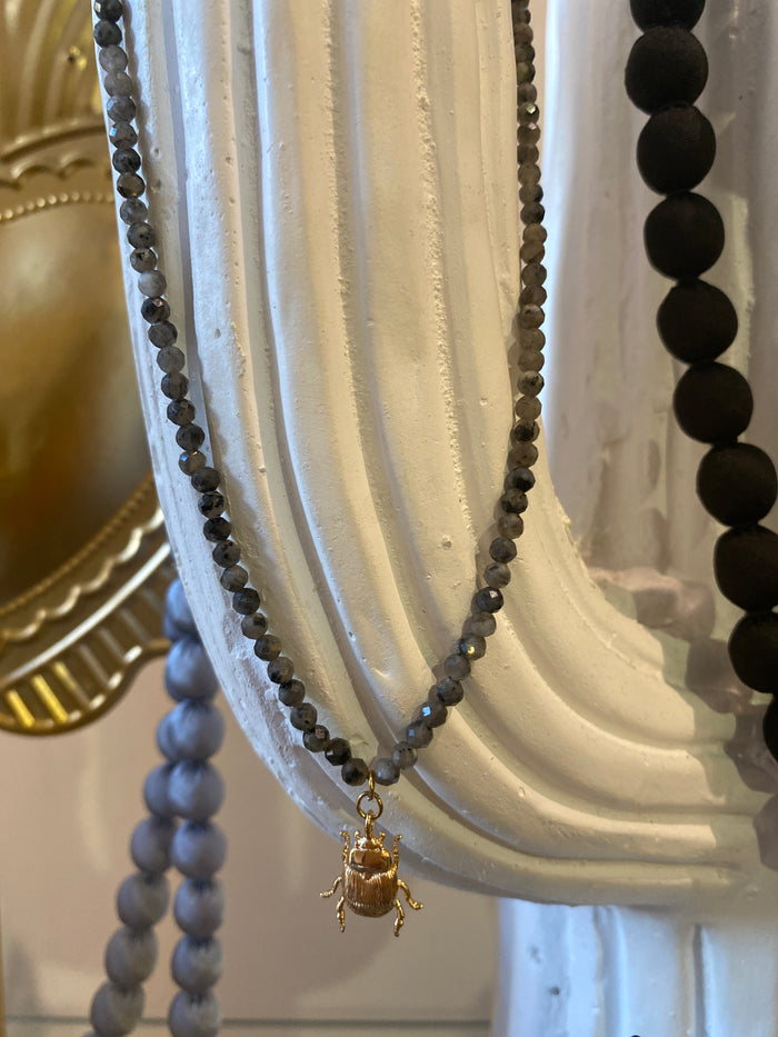 Collier ras de cou Scarabée et pierres grises - Thelma & Nina