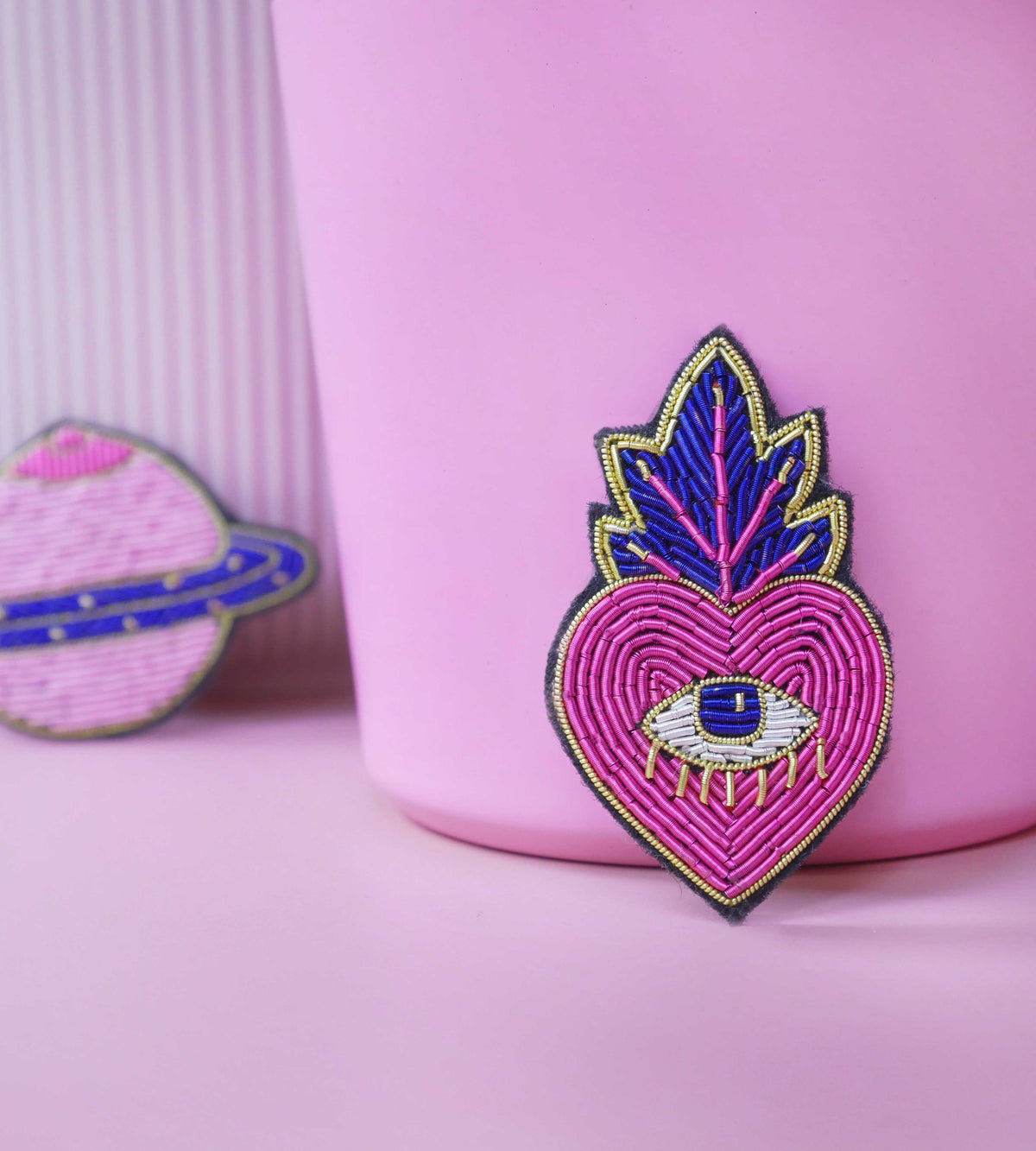 MALICIEUSE - Broche Ex Voto Pink - Broderie Fait Main Cannetille