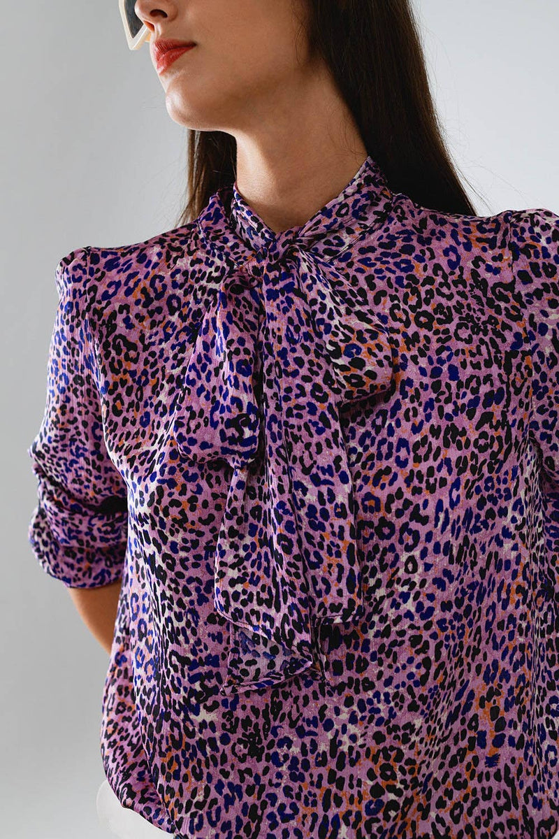 Blouse violette léopard à nouer au cou