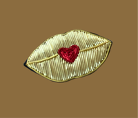 Broche bouche dorée