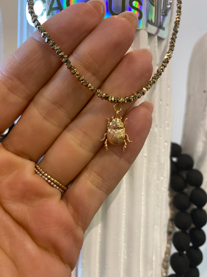 Collier ras de cou Scarabée et pierres hématites dorées - Thelma & Nina