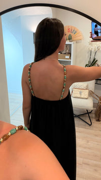 Robe satin bretelles perles multicolores