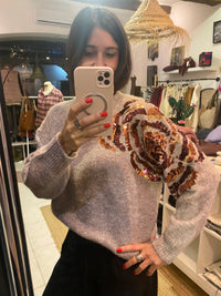 Pull avec fleurs en sequin sur l'épaule - LOU