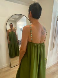 Robe satin bretelles perles multicolores
