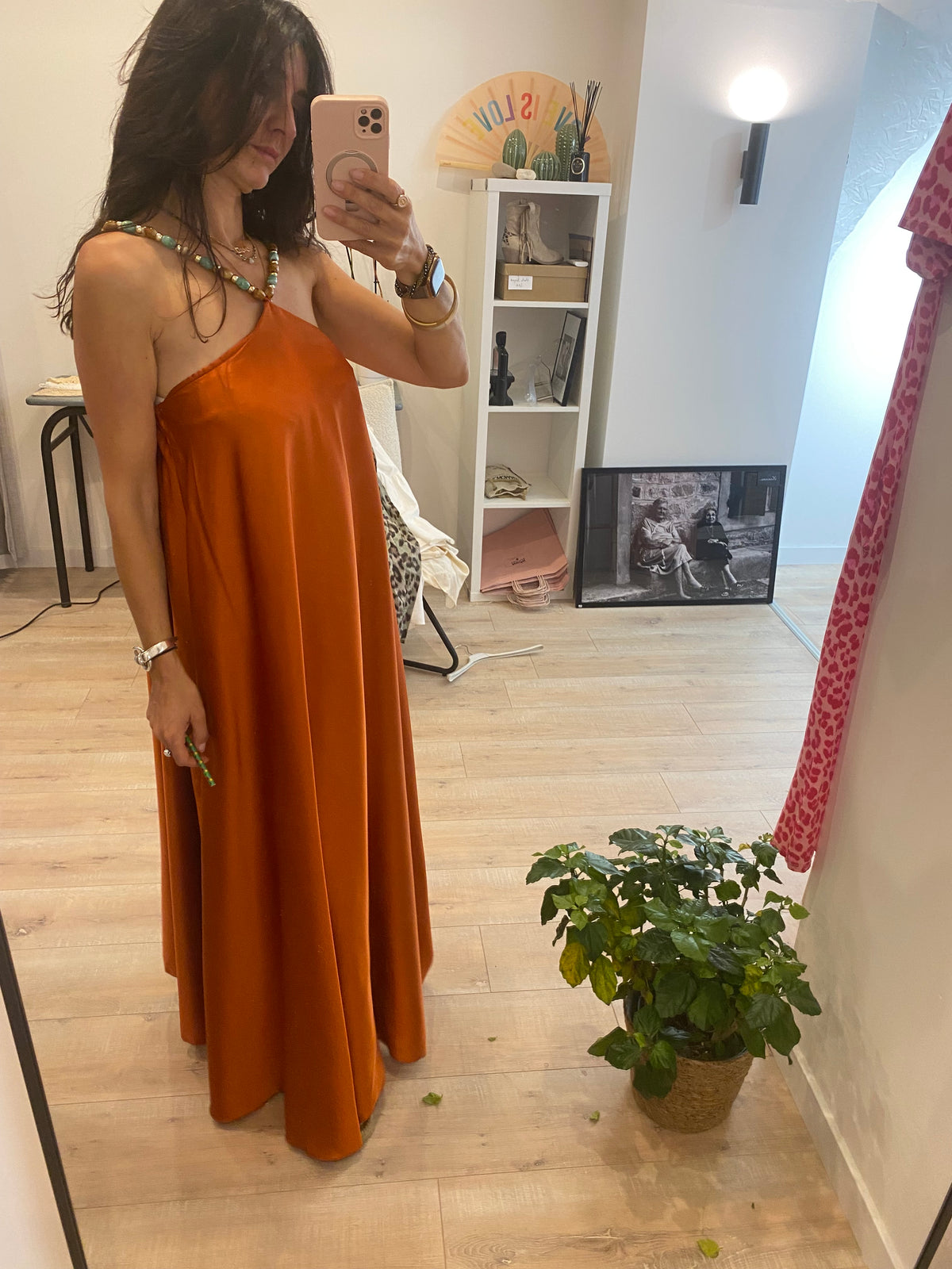 Robe satin bretelles perles multicolores