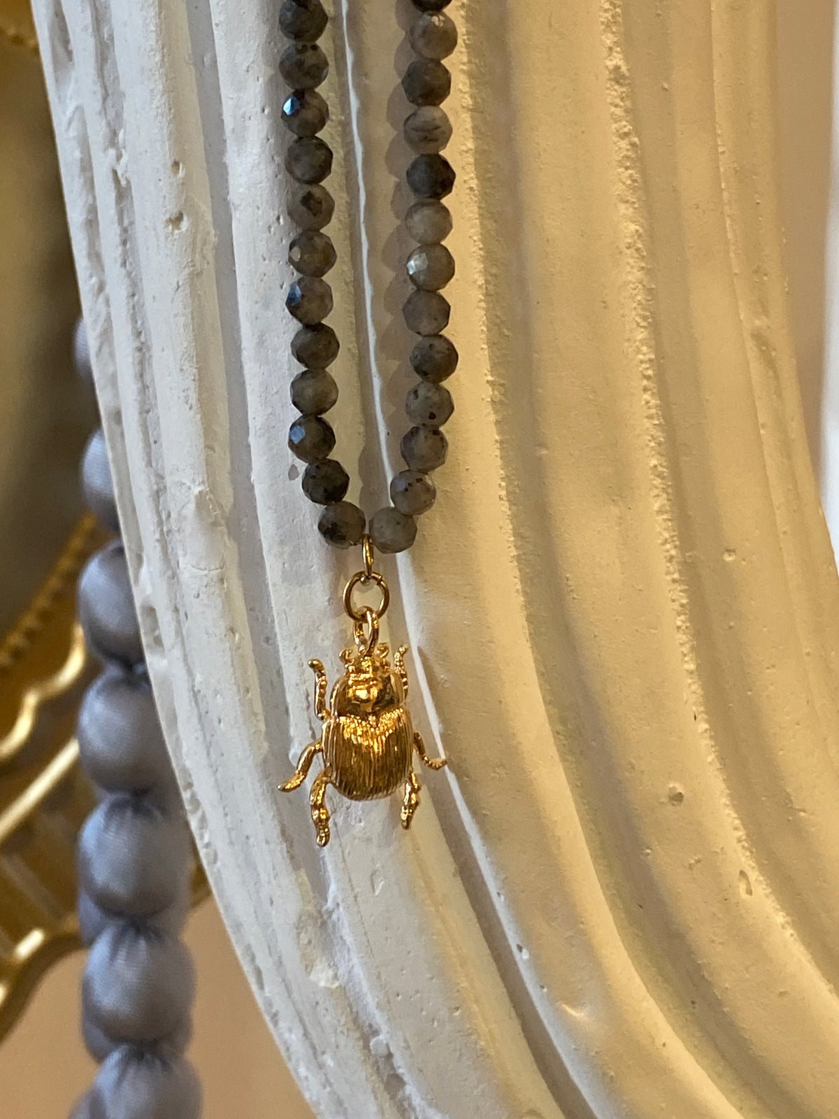 Collier ras de cou Scarabée et pierres grises - Thelma & Nina