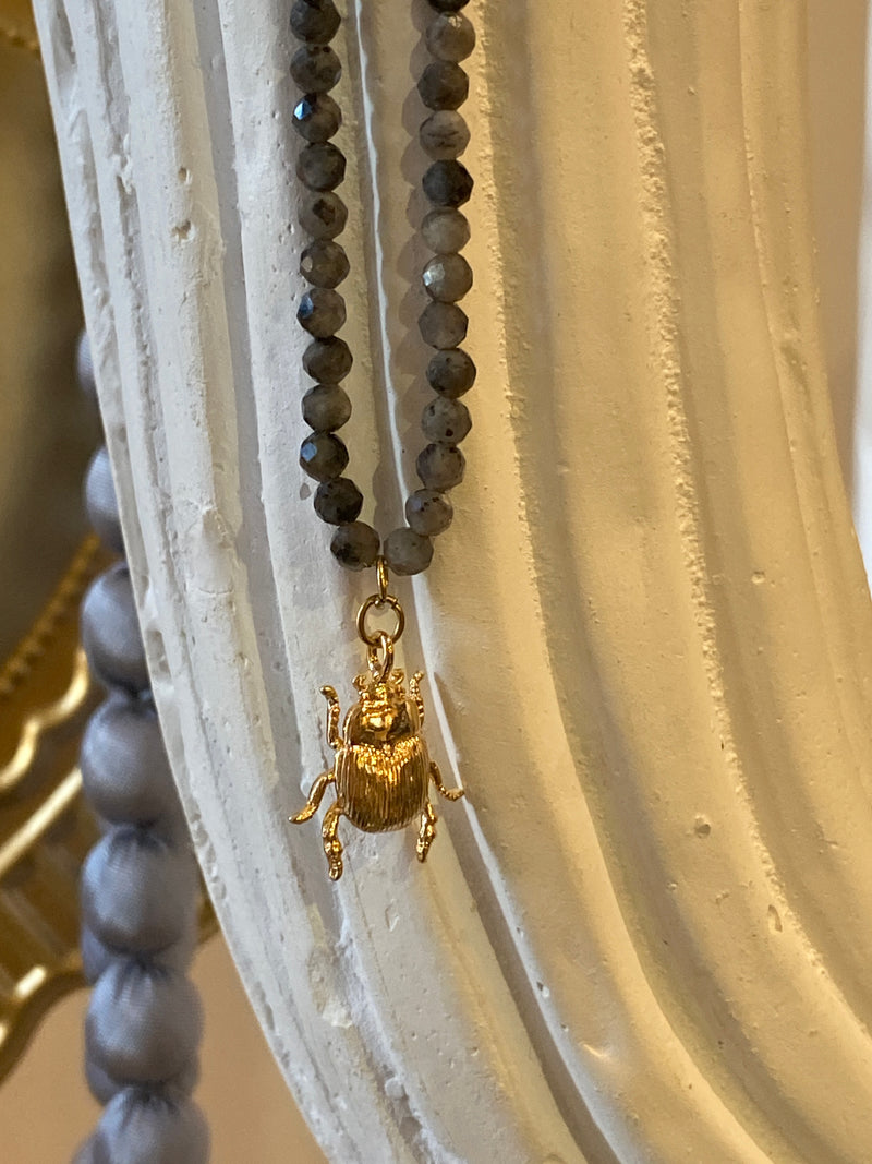 Collier ras de cou Scarabée et pierres grises - Thelma & Nina
