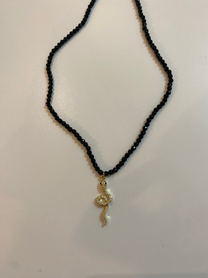 Collier ras de cou Onyx et Serpent dorée - Thelma & Nina