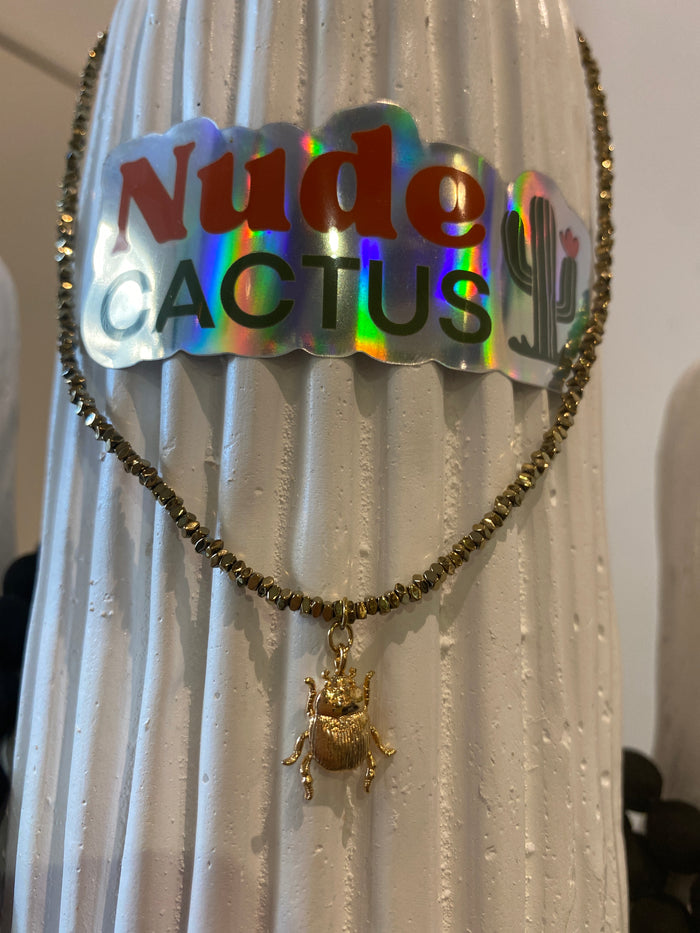 Collier ras de cou Scarabée et pierres hématites dorées - Thelma & Nina